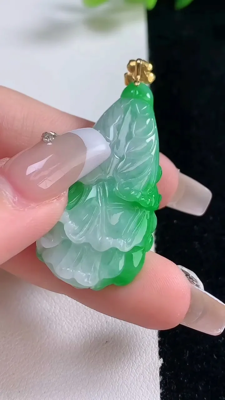 天然A货翡翠白菜吊坠，尺寸40.4-20.6-7，重量:11.05g
12月25日