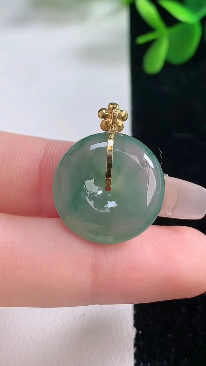 天然A货翡翠平安扣吊坠，尺寸19.6-5.7，重量:5.46g
12月25日