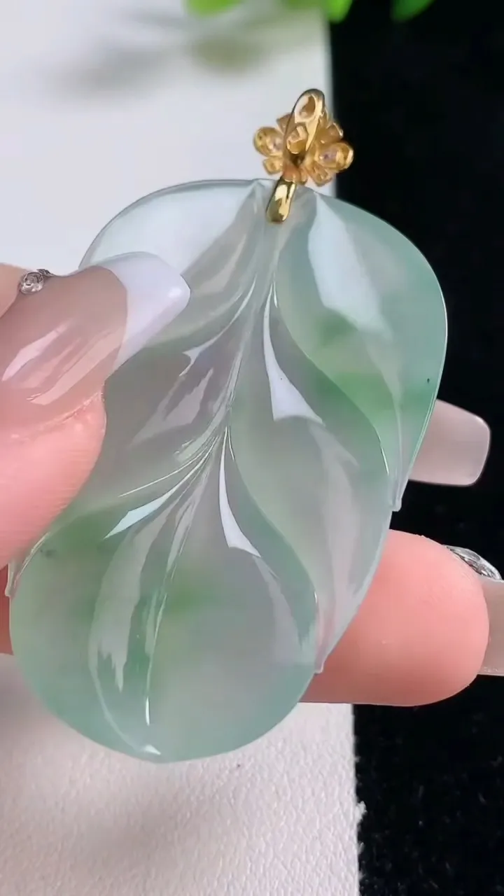 天然A货翡翠金枝玉叶 叶子吊坠，尺寸47.2-30.4-5，重量:14.55g
12月25日
