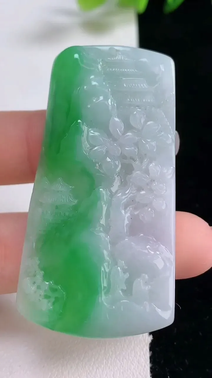 天然A货翡翠山水牌吊坠，尺寸56-29.3-7.4，重量:27.30g
12月25日