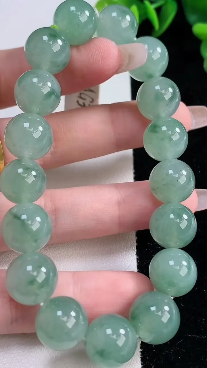 天然A货翡翠种飘花圆珠手串，尺寸12-17颗，重量:53.51g12月25日
工厂直销收藏佳品,种好水足，色泽均匀，有种有色，上手高大气！