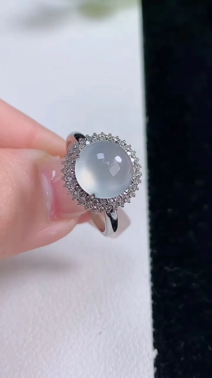 天然A货翡翠种白冰蛋面戒指，尺寸17.3-9-10.2，重量:2.46g2025年12月25日
工厂直销收藏佳品,种好水足，色泽均匀，有种有色，上手高大气！