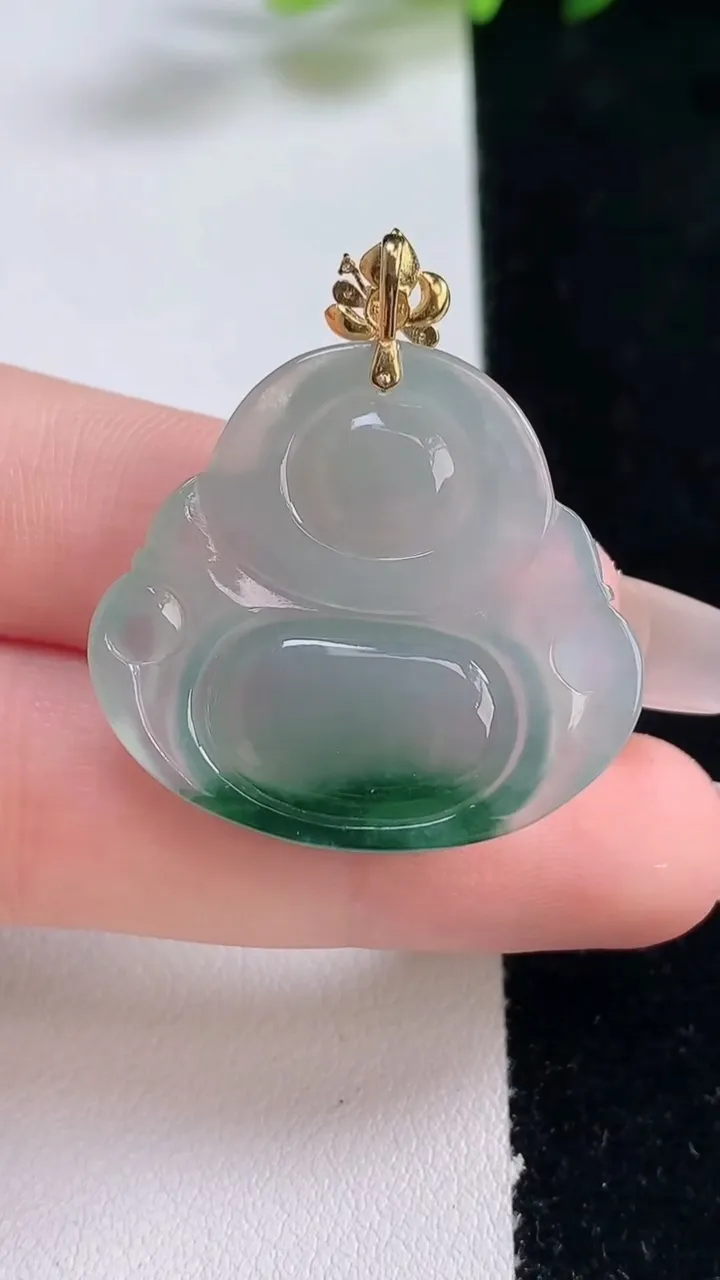 天然A货翡翠种飘花佛公吊坠，尺寸276-30.4-5.6，重量:8.20g
12月25日