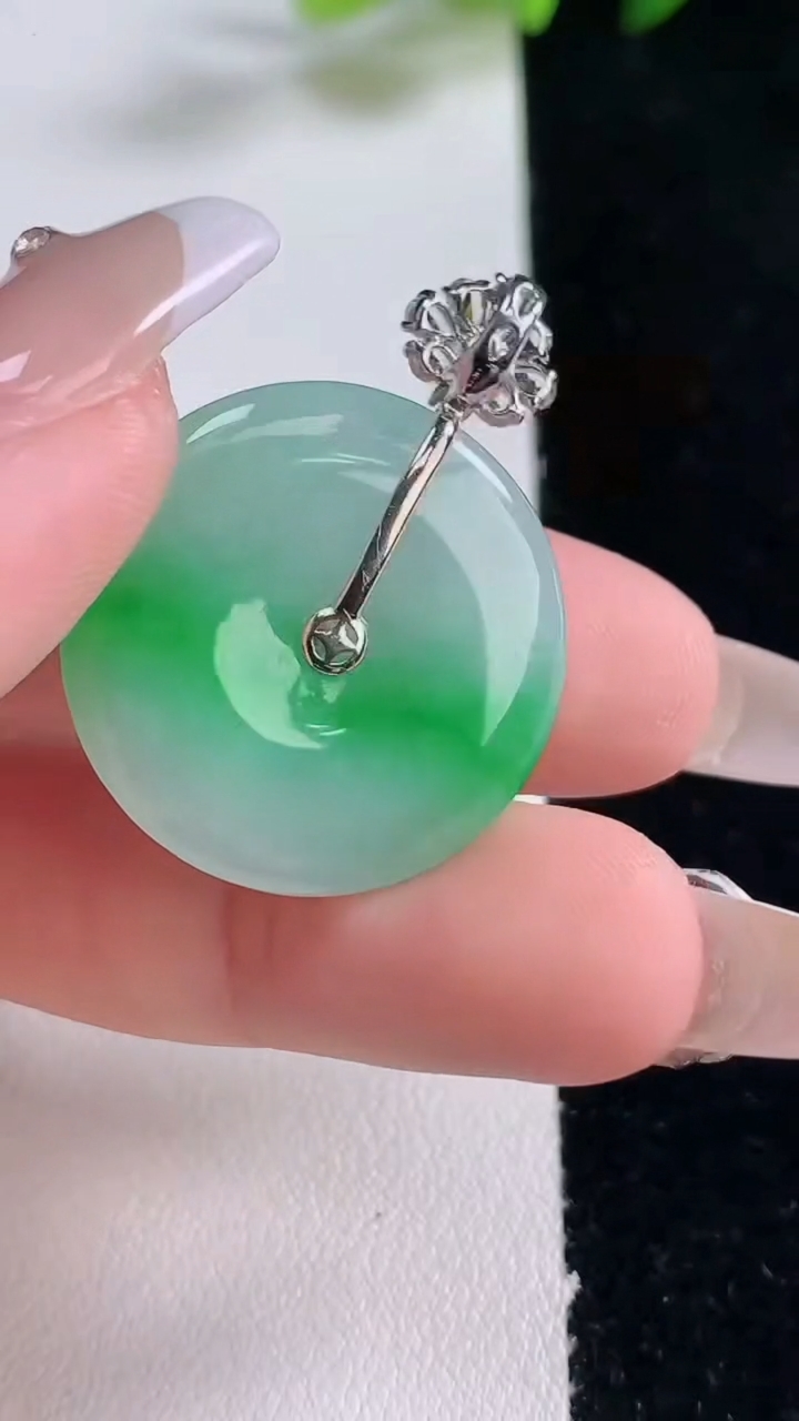 天然A货翡翠平安扣吊坠，尺寸25-3.8，重量:6.30g
12月25日