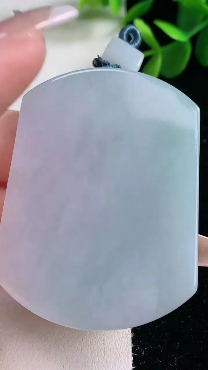 天然A货翡翠紫罗兰无事牌吊坠，尺寸55.7-41.6-6，重量:44.32g
12月25日