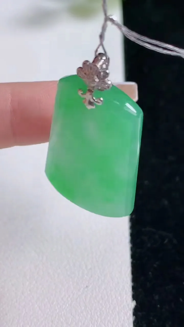 天然A货翡翠无事牌吊坠，尺寸31.3-20.2-3.8，重量:7.64g
12月25日