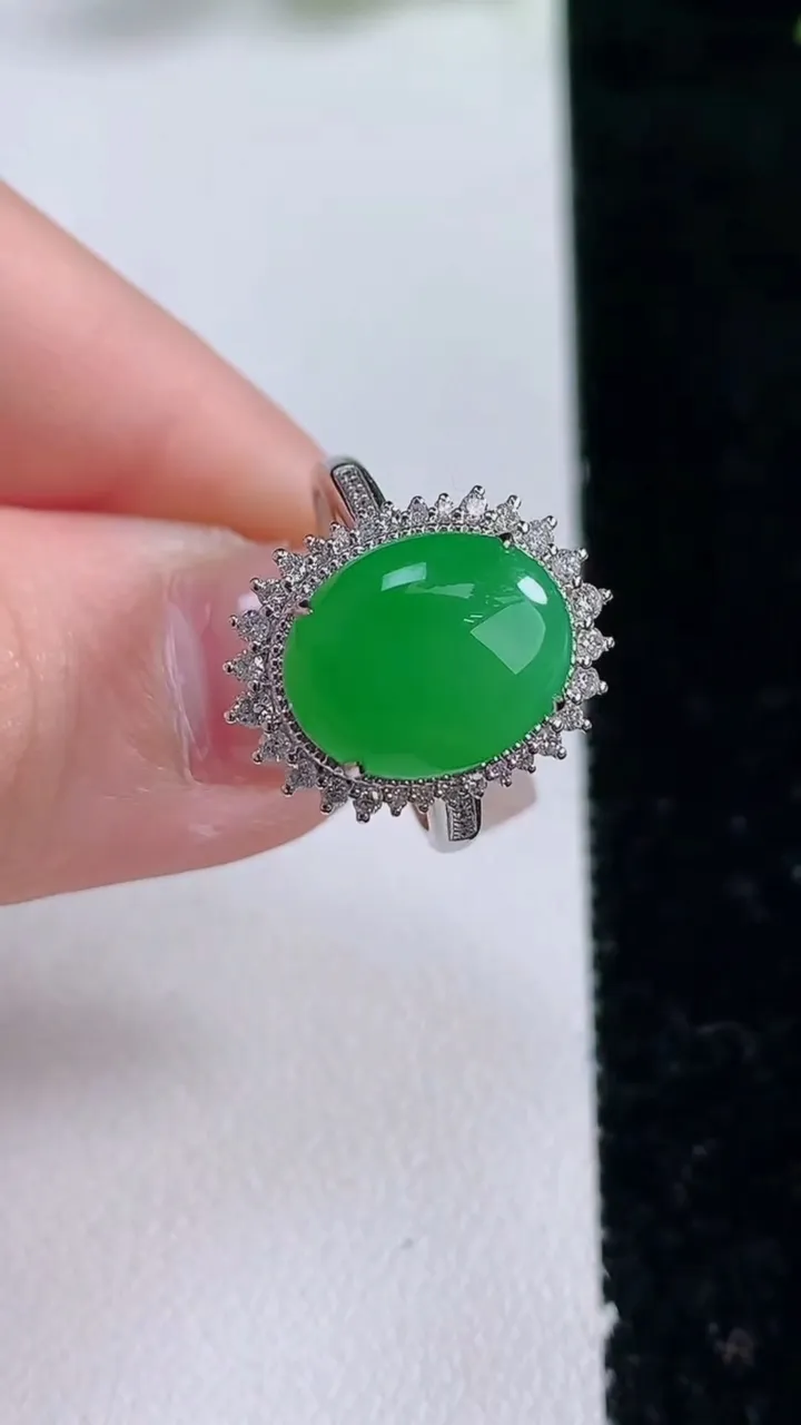 天然A货翡翠蛋面戒指，尺寸17.3-12-9.5-9，重量:3.86g2025年12月25日
工厂直销收藏佳品,种好水足，色泽均匀，有种有色，上手高大气！