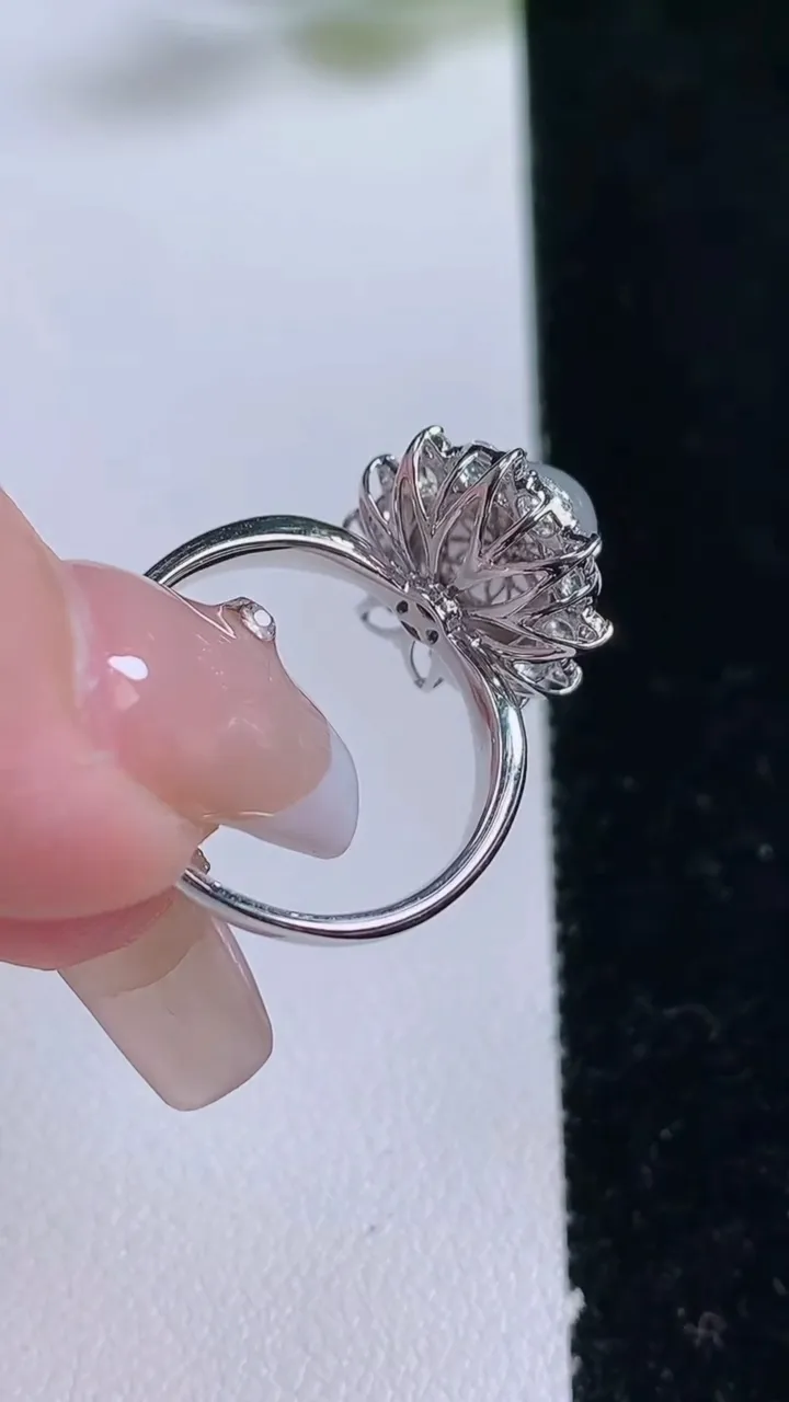 天然A货翡翠种白冰蛋面戒指，尺寸17.4-11-7.5-10.5，重量:3.72g2025年12月25日
工厂直销收藏佳品,种好水足，色泽均匀，有种有色，上手高大气！