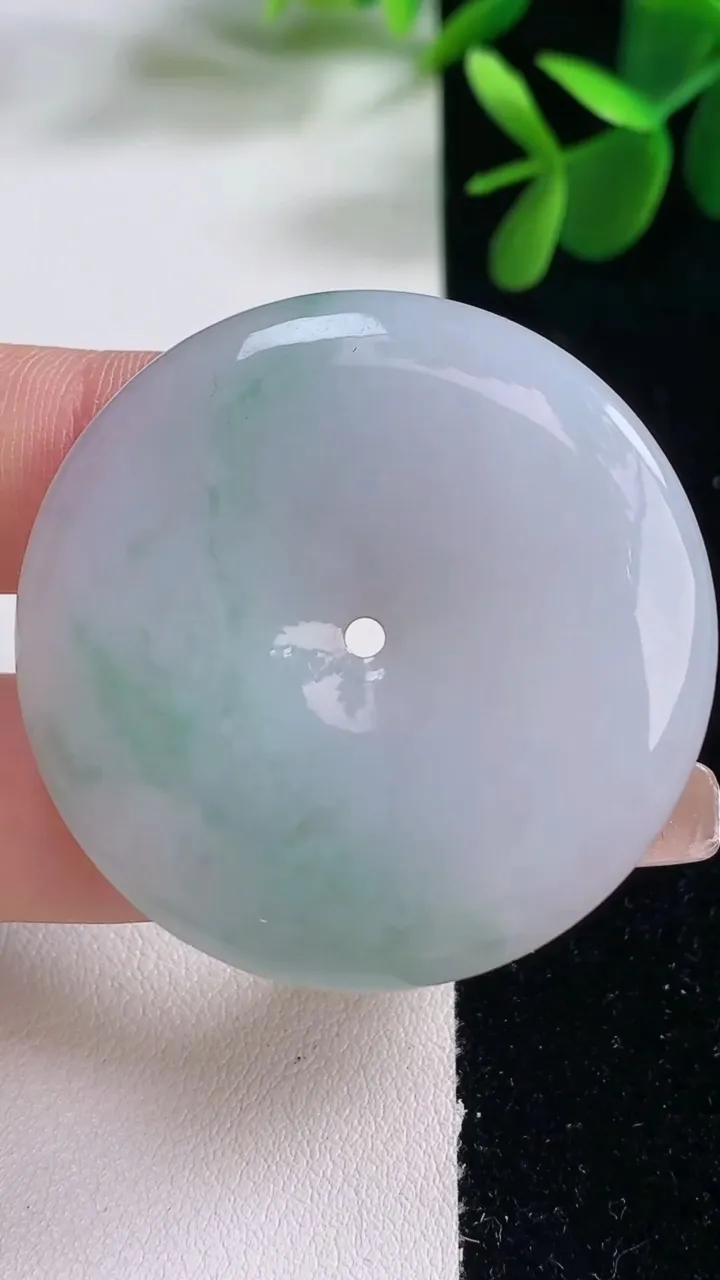 天然A货翡翠春带彩紫罗兰平安扣吊坠，尺寸41.5-6，重量:23.03g
12月25日