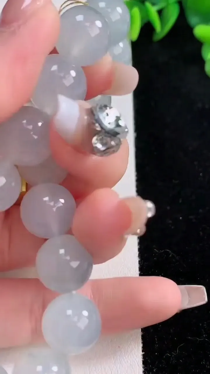 天然A货翡翠种飘花圆珠手串，尺寸12.2-17颗，重量:56.62g12月25日
工厂直销收藏佳品,种好水足，色泽均匀，有种有色，上手高大气！