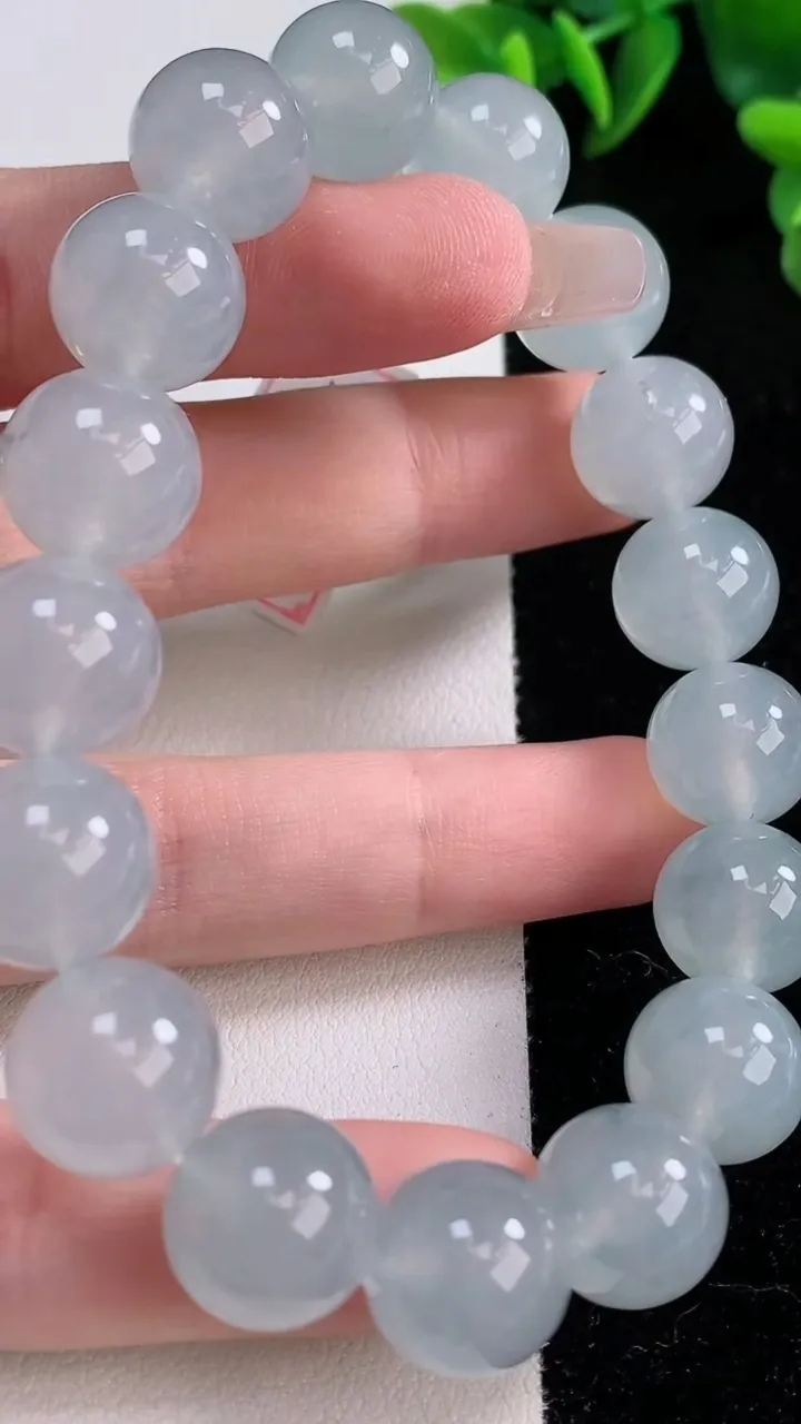 天然A货翡翠种飘花圆珠手串，尺寸12.2-17颗，重量:56.62g12月25日
工厂直销收藏佳品,