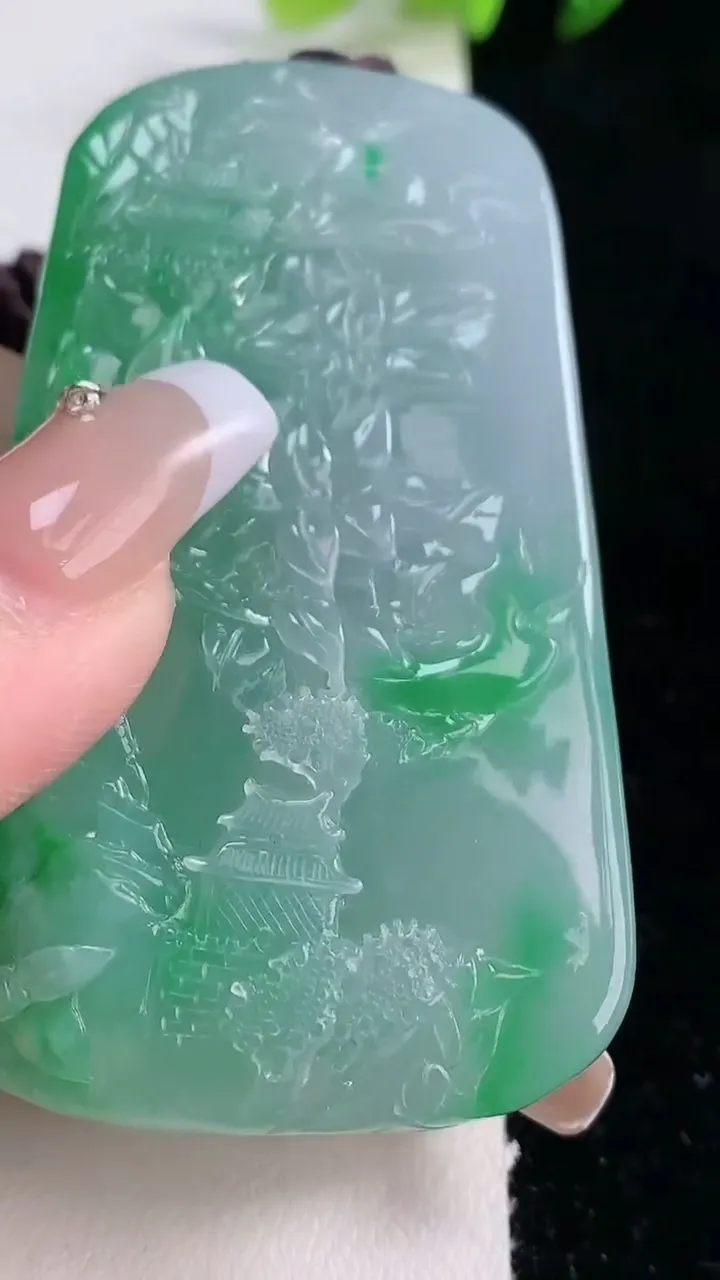 天然A货翡翠山水牌吊坠，尺寸66-39-17.7，重量:90.00g
12月25日