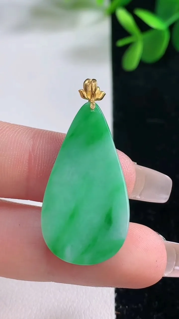 天然A货翡翠水滴吊坠，尺寸32.6-17.3-3.3，重量:4.55g
12月25日