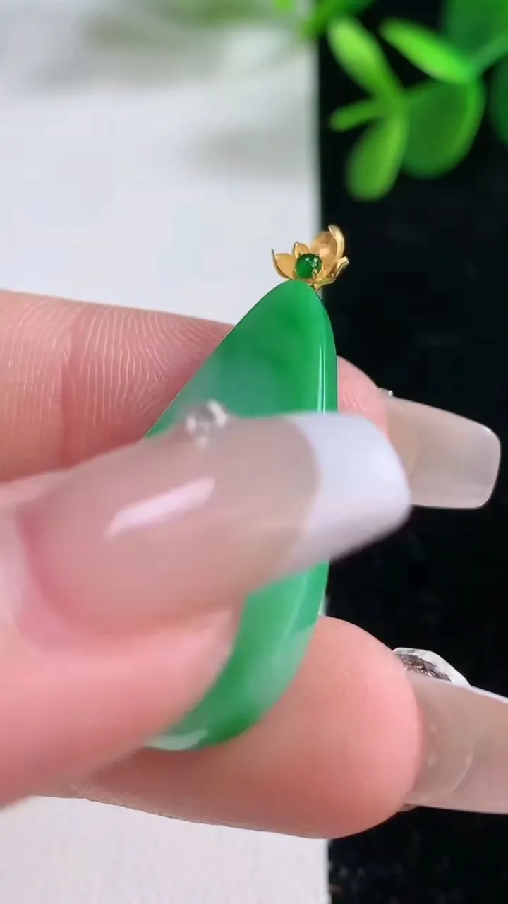 天然A货翡翠水滴吊坠，尺寸32.6-17.3-3.3，重量:4.55g
12月25日