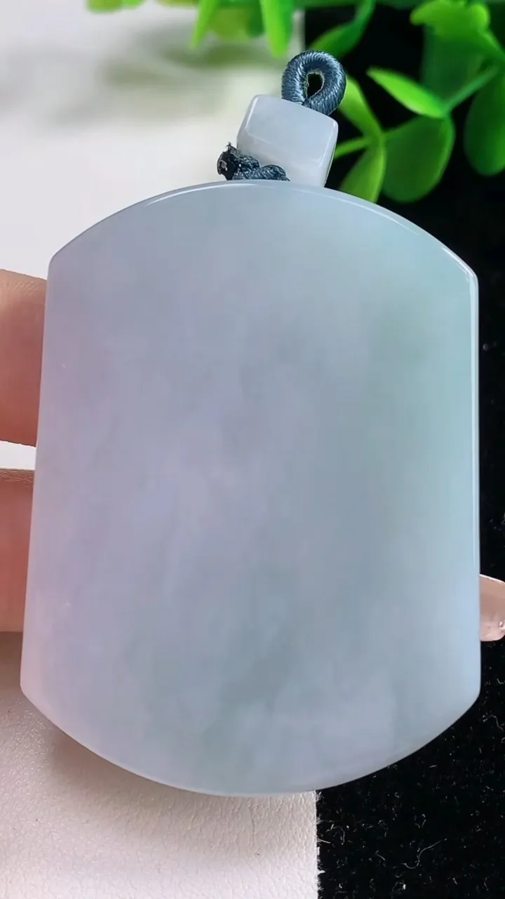 天然A货翡翠紫罗兰无事牌吊坠，尺寸57-42.2-5.7，重量:42.52g
12月25日