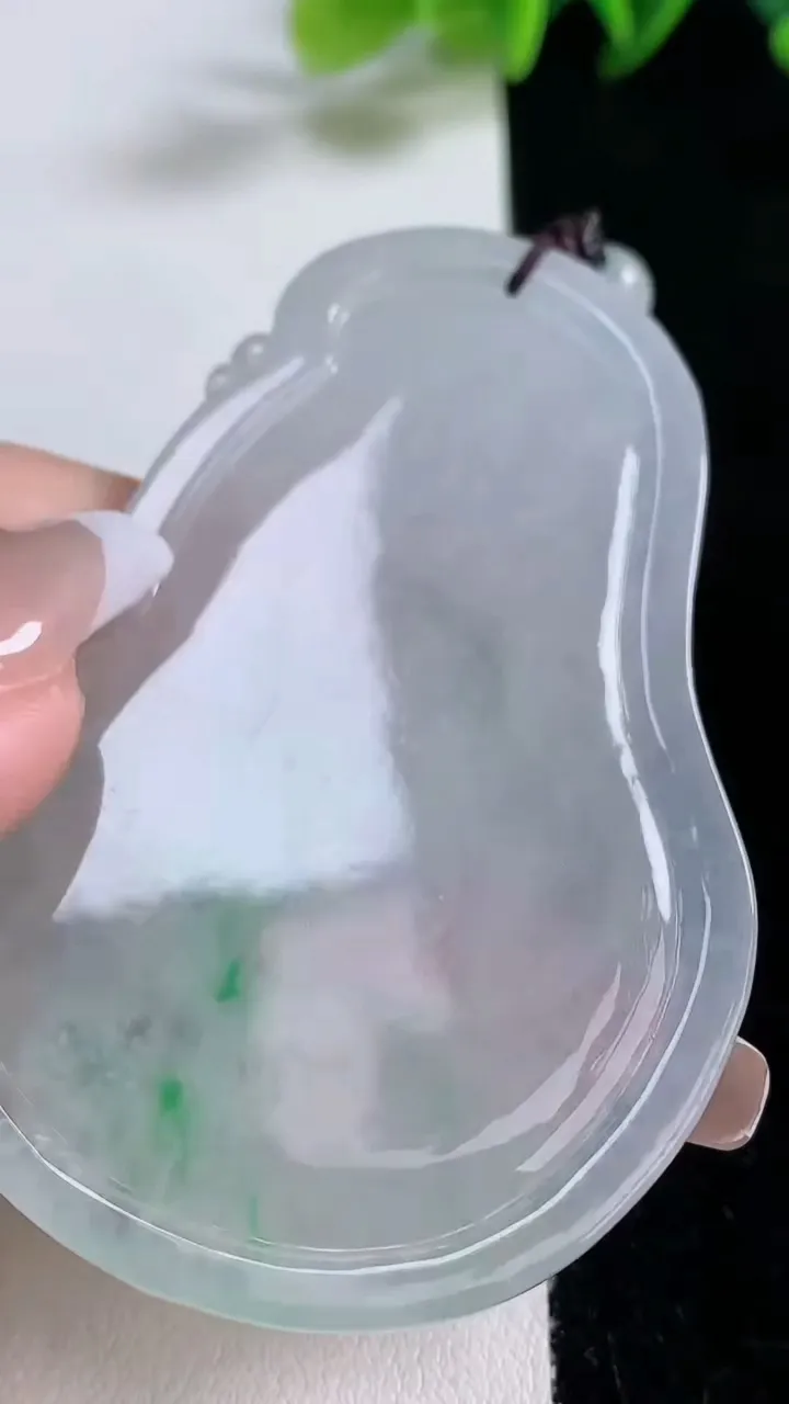 天然A货翡翠观音菩萨吊坠，尺寸68.2-47-6.5，重量:41.68g
12月25日