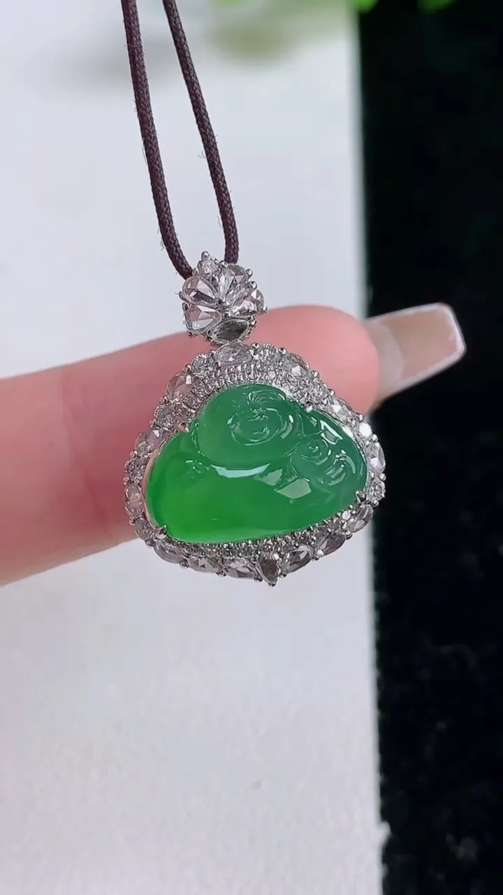 天然A货翡翠佛公吊坠，尺寸21.7-17-10.3，裸石9.6-13.8重量:4.15g
12月25