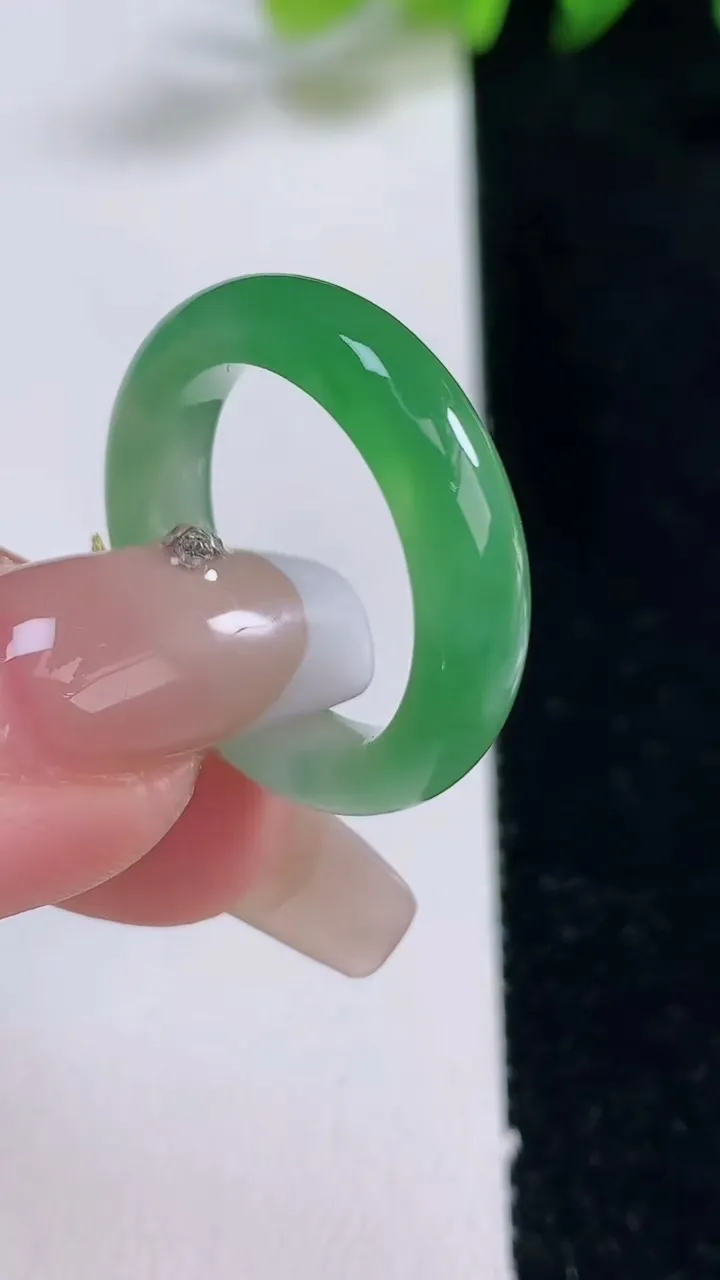天然A货翡翠指环戒指，尺寸18-5.2-3.7，重量:4.18g2025年12月25日
工厂直销收藏佳品,种好水足，色泽均匀，有种有色，上手高大气！
