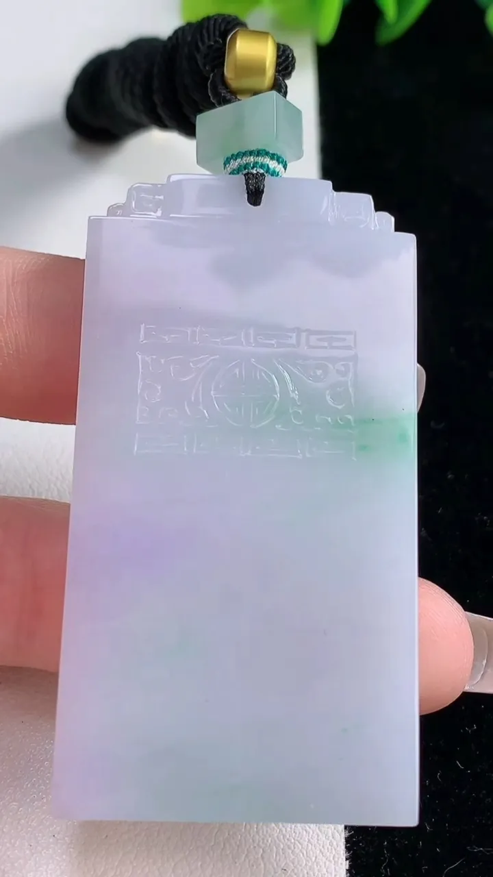 天然A货翡翠春带彩紫罗兰仿古无事牌吊坠，尺寸59.4-31.4-5，重量:35.43g
12月25日