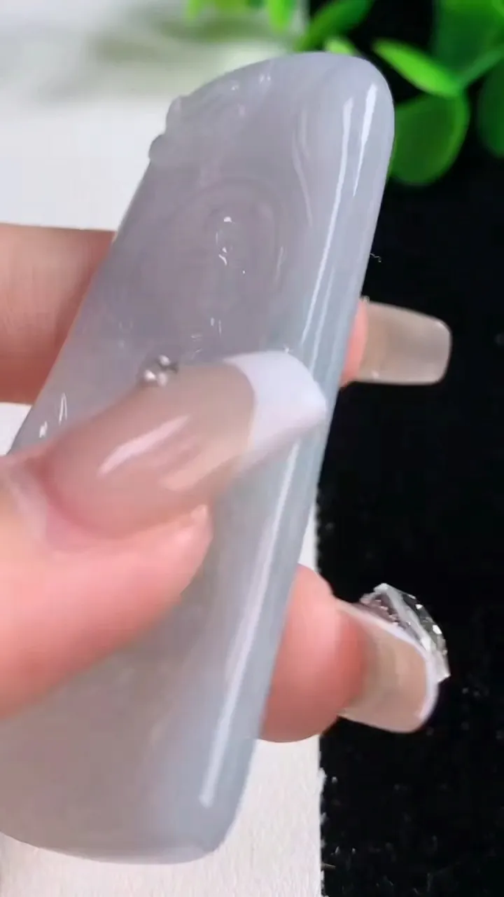 天然A货翡翠文殊菩萨吊坠，尺寸68.8-36.4-5.6，重量:30.75g
12月25日