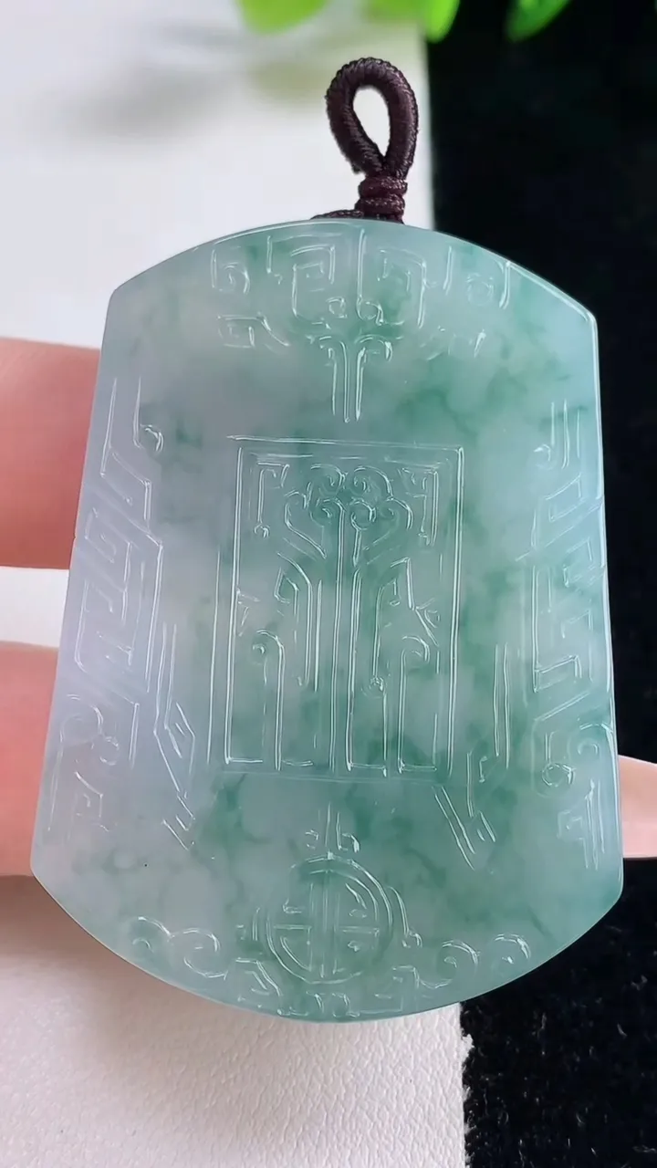 天然A货翡翠种飘花仿古无事牌吊坠，尺寸52-37.8-5.4，重量:28.34g
12月25日