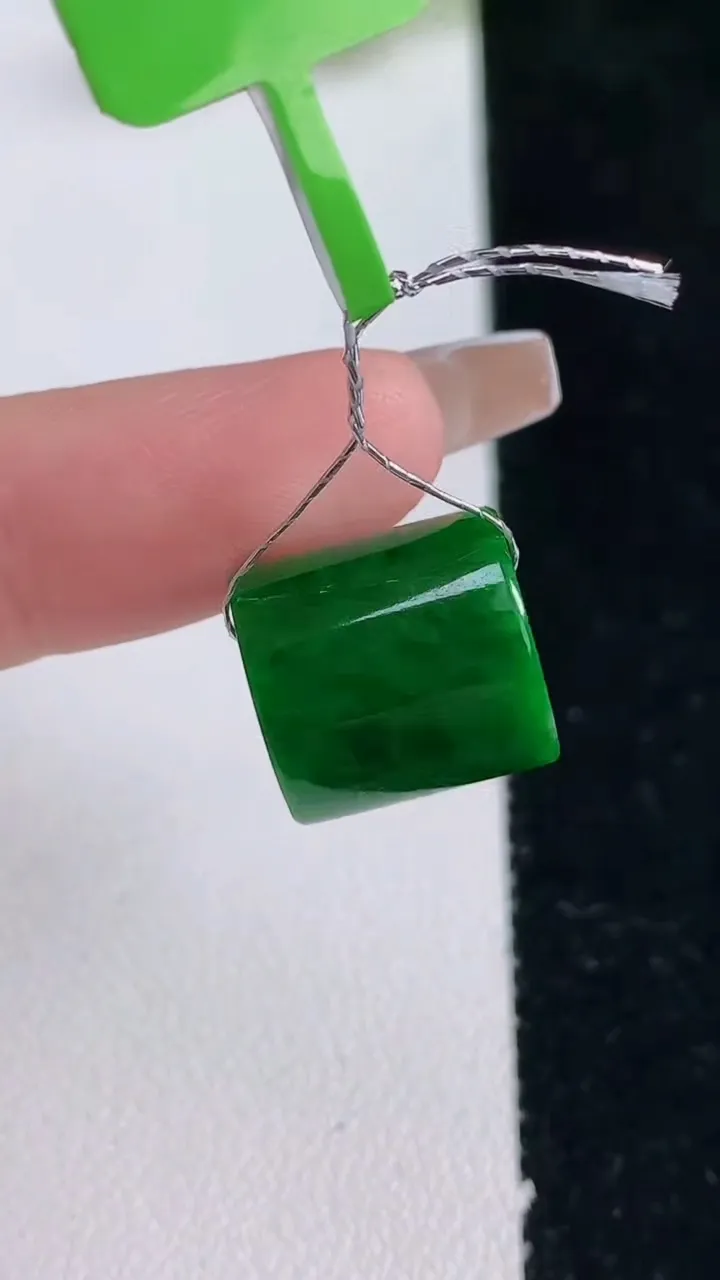 天然A货翡翠路路通吊坠，尺寸12.6-12.7，重量:4.44g
12月25日