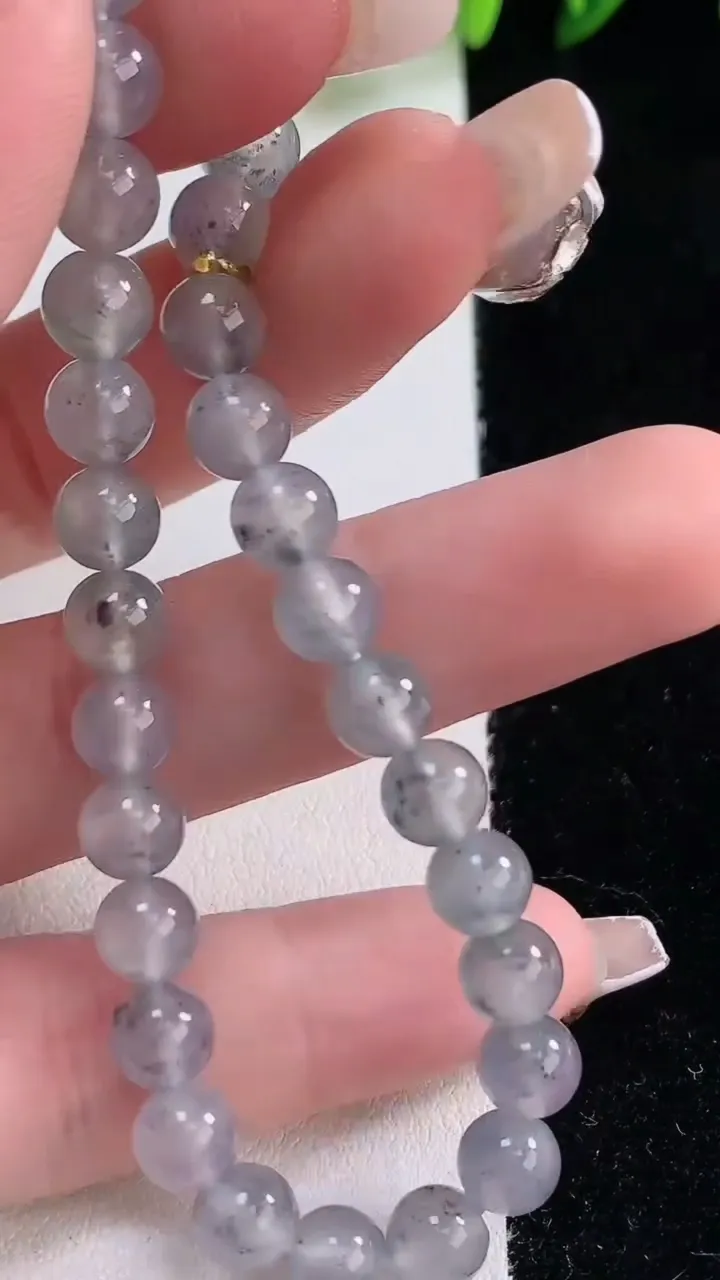 天然A货翡翠种乌鸡种圆珠手串，尺寸6.3-29颗，重量:13.31g12月25日
工厂直销收藏佳品,种好水足，色泽均匀，有种有色，上手高大气！