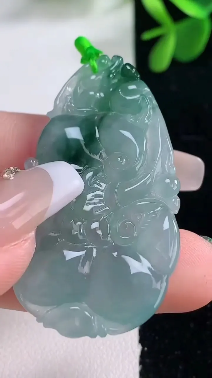 天然A货翡翠飘花如意吊坠，尺寸47-27-4.2，重量:11.19g
12月25日