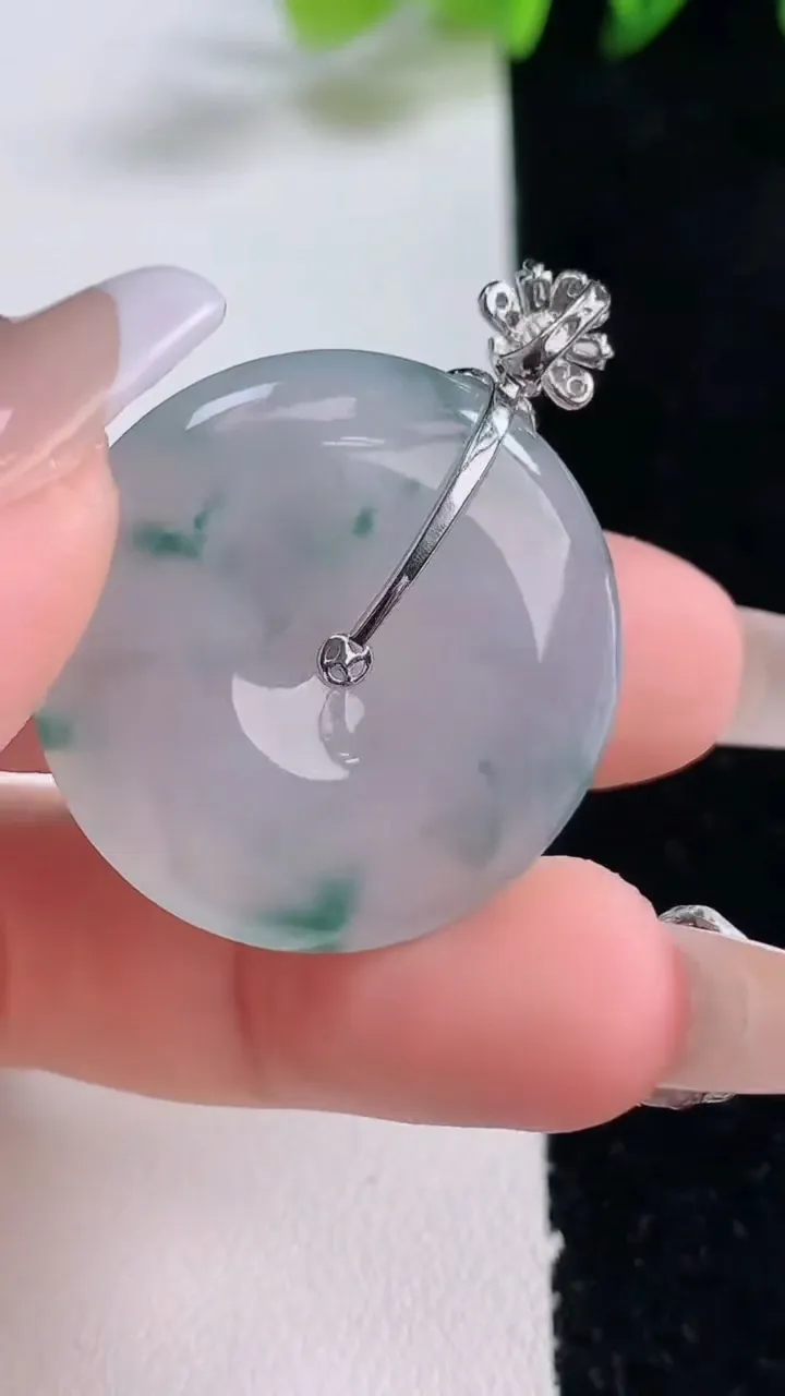 天然A货翡翠种飘花平安扣吊坠，尺寸29.5-5.4，重量:11.35g
12月25日