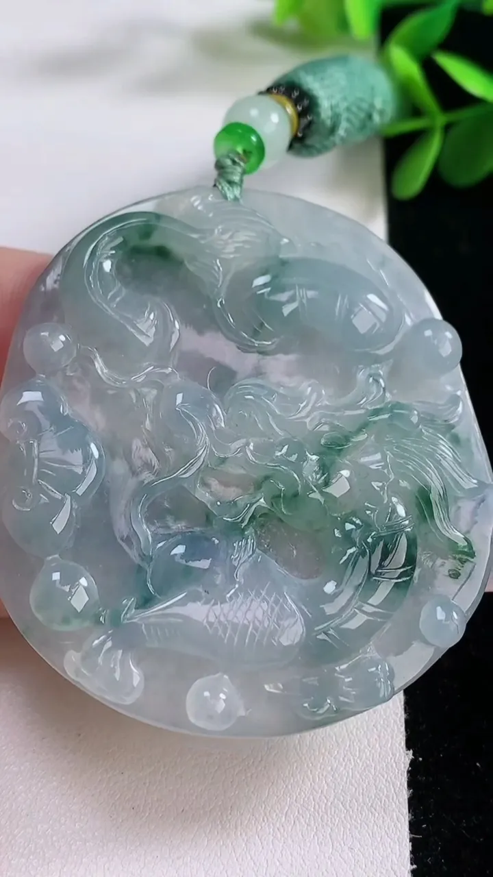 天然A货翡翠紫罗兰飘花龙牌吊坠，尺寸55.9-50.8-6，重:33.34g
12月25日