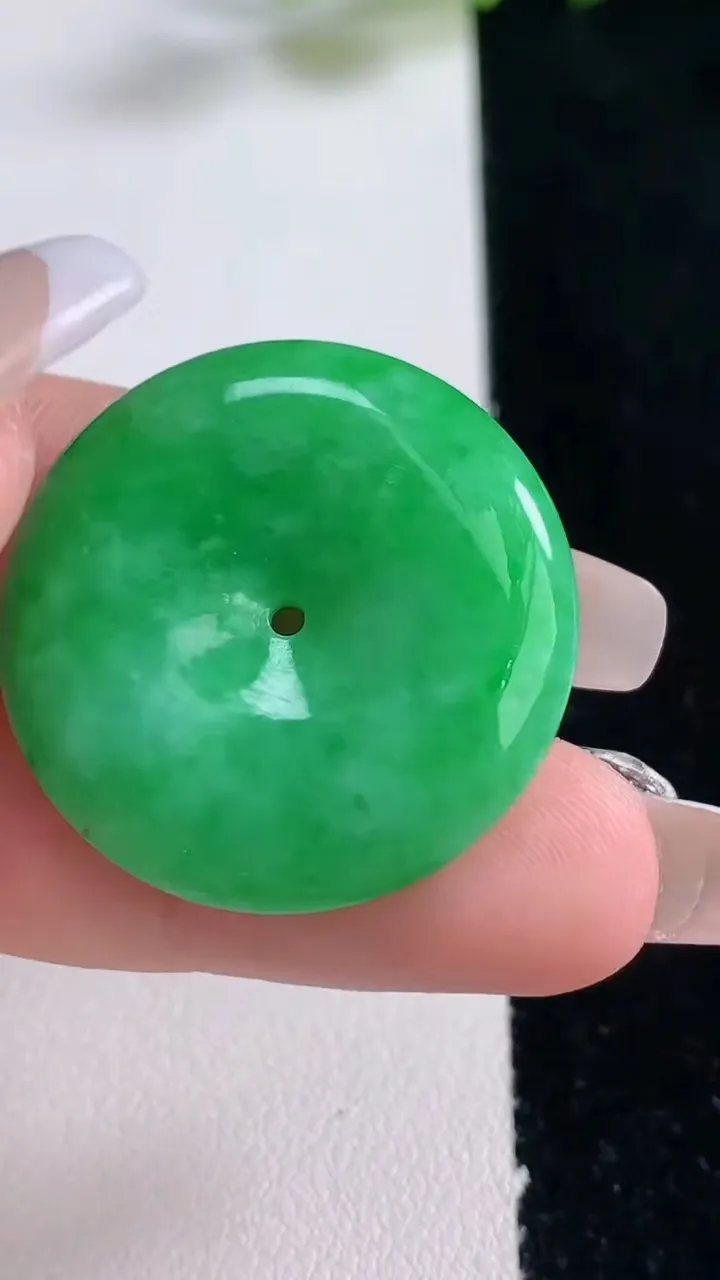 天然A货翡翠平安扣吊坠，尺寸28.7-5.2，重量:8.95g
12月25日