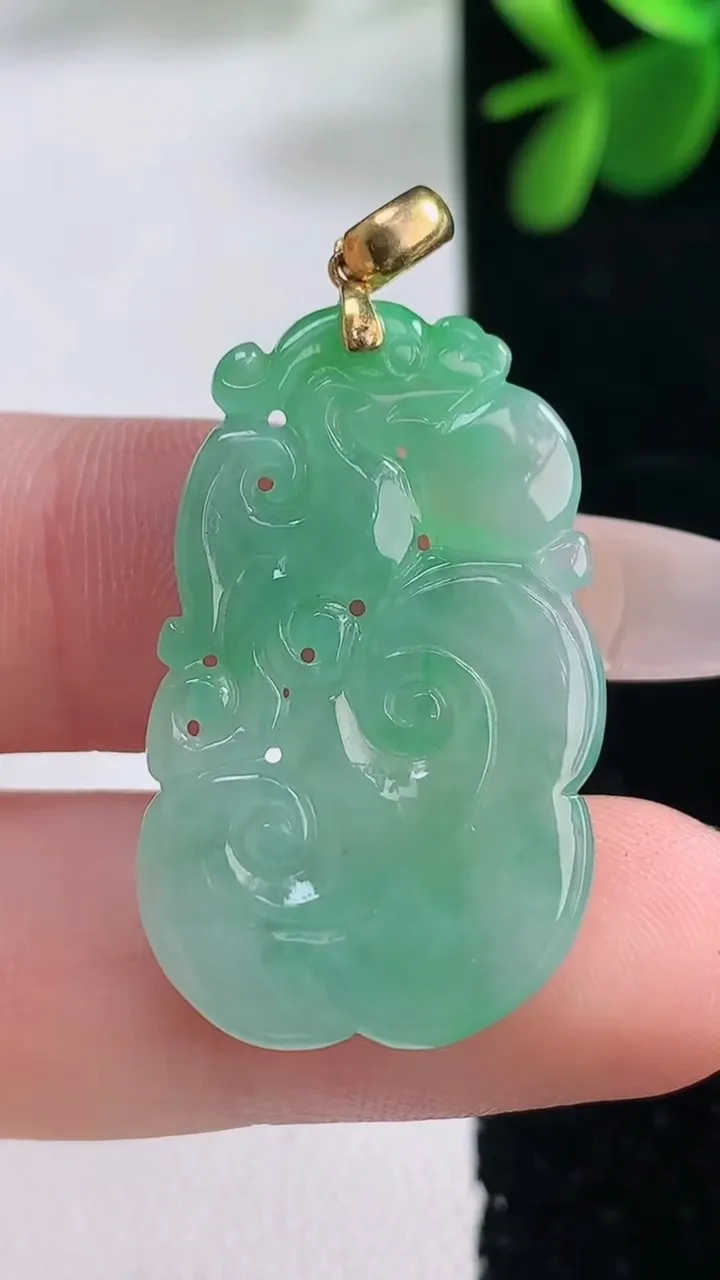 天然A货翡翠如意吊坠，尺寸31-18.2-4，重量:4.98g
12月25日