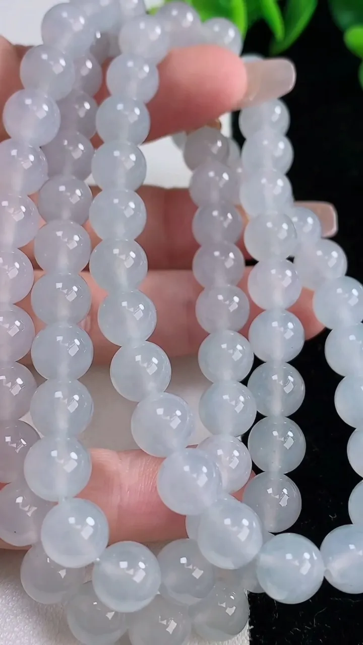 天然A货翡翠种白冰圆珠项链，尺寸8.3-78颗，重量:79.86g12月25日
工厂直销收藏佳品,种好水足，色泽均匀，有种有色，上手高大气！