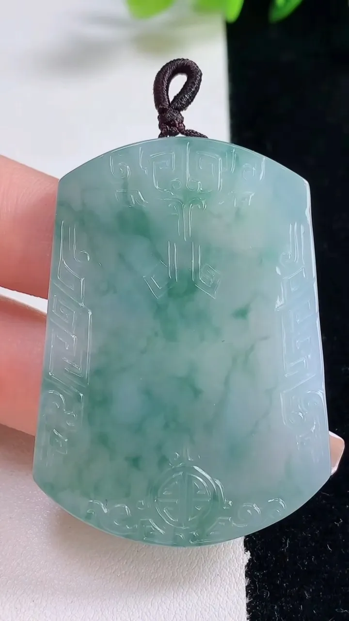 天然A货翡翠种飘花仿古无事牌吊坠，尺寸52-37.8-5.4，重量:28.34g
12月25日