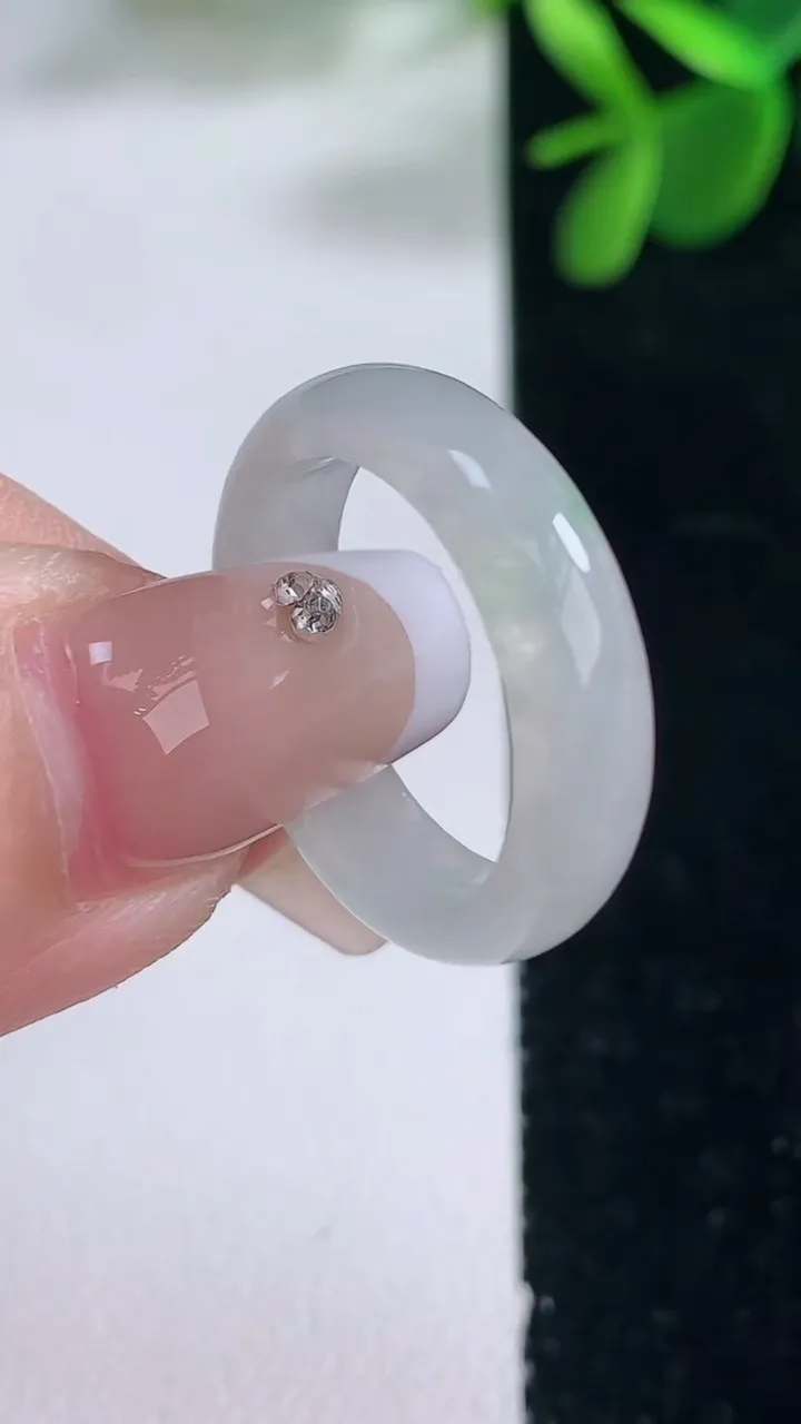 天然A货翡翠指环戒指，尺寸17.8-5.3-2.8，重量:3.06g2025年12月25日
工厂直销收藏佳品,种好水足，色泽均匀，有种有色，上手高大气！