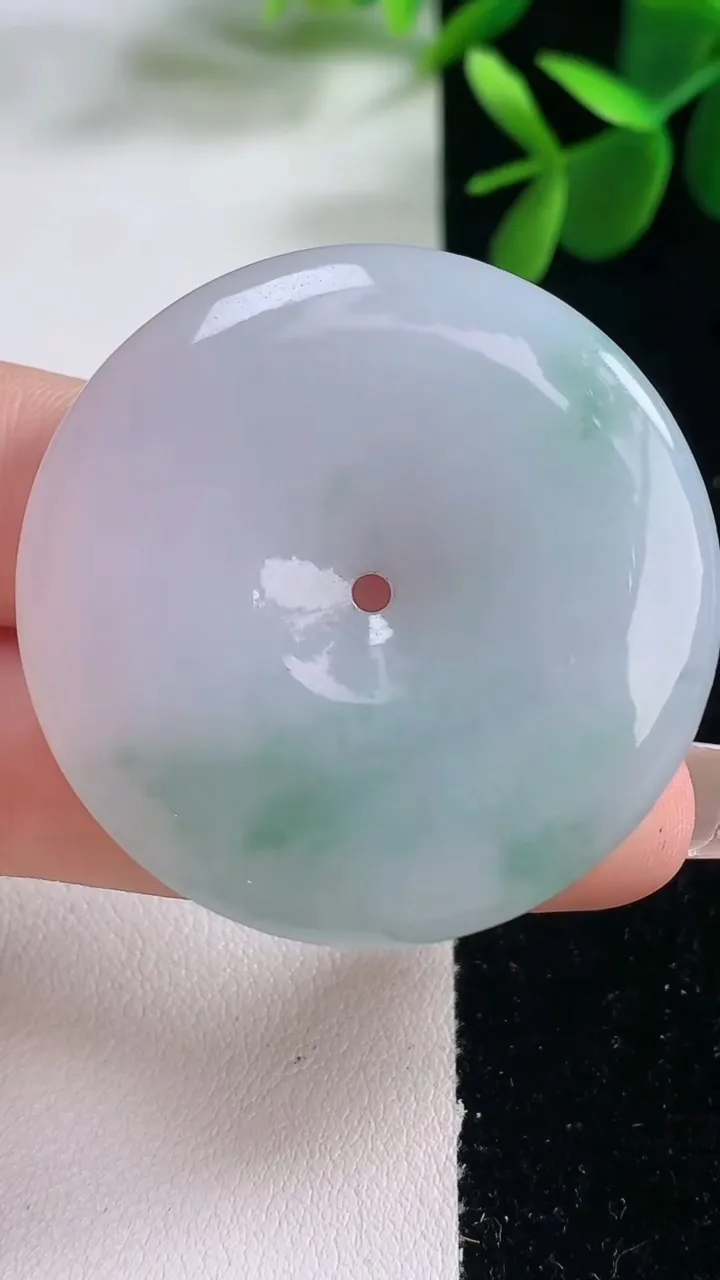 天然A货翡翠春带彩紫罗兰平安扣吊坠，尺寸41.5-6，重量:23.03g
12月25日