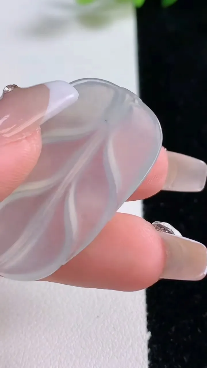 天然A货翡翠金枝玉叶 叶子镶嵌件，尺寸38.4-21.3-4.2，重量:7.51g
12月25日