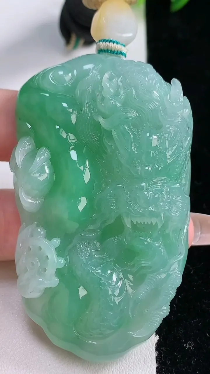 天然A货翡翠龙牌吊坠，尺寸64-38.3-14.4，重量:66.66g
12月25日
