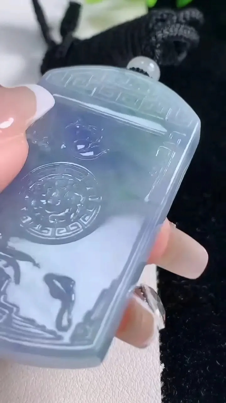 天然A货翡翠紫罗兰仿古无事牌吊坠，尺寸58.5-35.3-6.5，重量:42.58g
12月25日