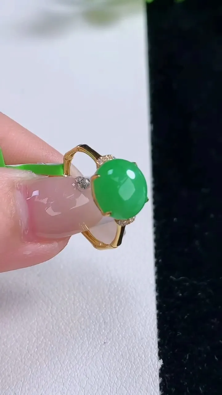 天然A货翡翠蛋面戒指，尺寸17.3-9.6-8.8-5，重量:1.84g2025年12月25日
工厂直销收藏佳品,种好水足，色泽均匀，有种有色，上手高大气！