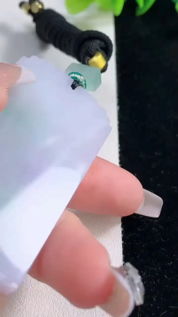 天然A货翡翠春带彩紫罗兰仿古无事牌吊坠，尺寸59.4-31.4-5，重量:35.43g
12月25日