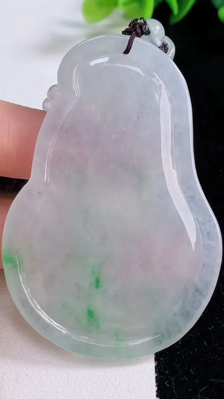 天然A货翡翠观音菩萨吊坠，尺寸68.2-47-6.5，重量:41.68g
12月25日