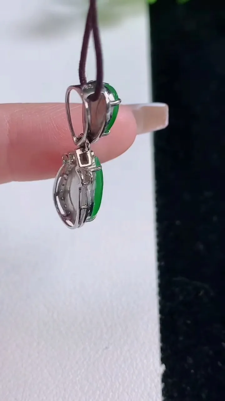 天然A货翡翠水滴吊坠，尺寸27-8.2-6.3，裸石12.2-6.3重量:2.14g
12月25日