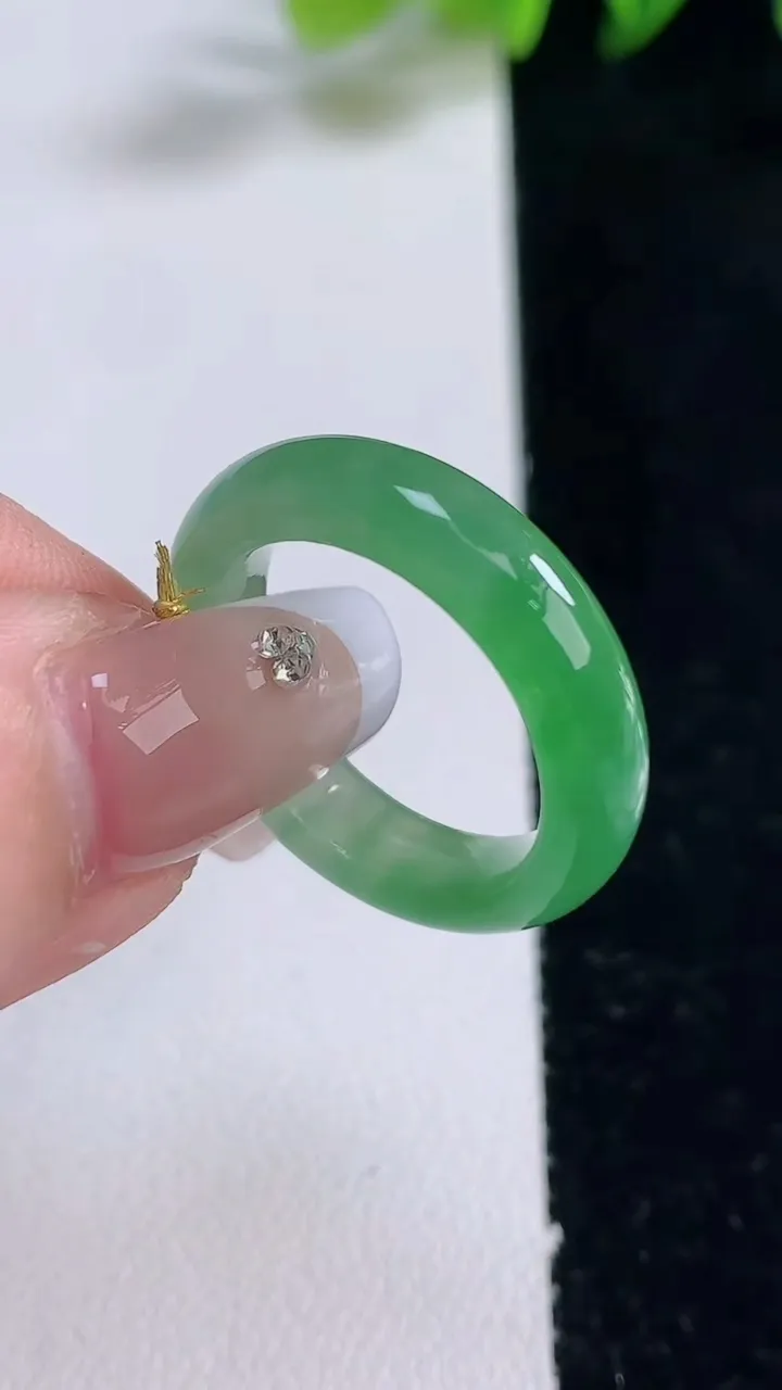 天然A货翡翠指环戒指，尺寸18-5.2-3.7，重量:4.18g2025年12月25日
工厂直销收藏佳品,种好水足，色泽均匀，有种有色，上手高大气！