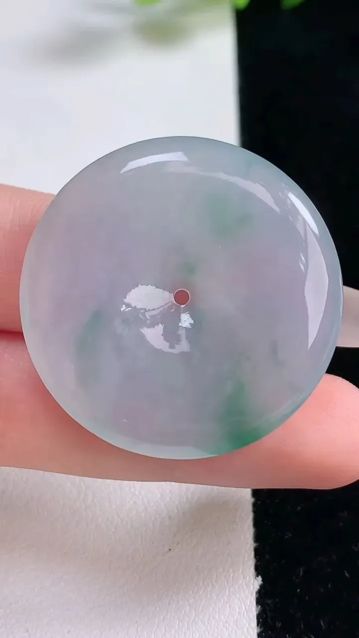 天然A货翡翠冰种飘花平安扣吊坠，尺寸34.3-5.6，重量:14.44g
12月25日