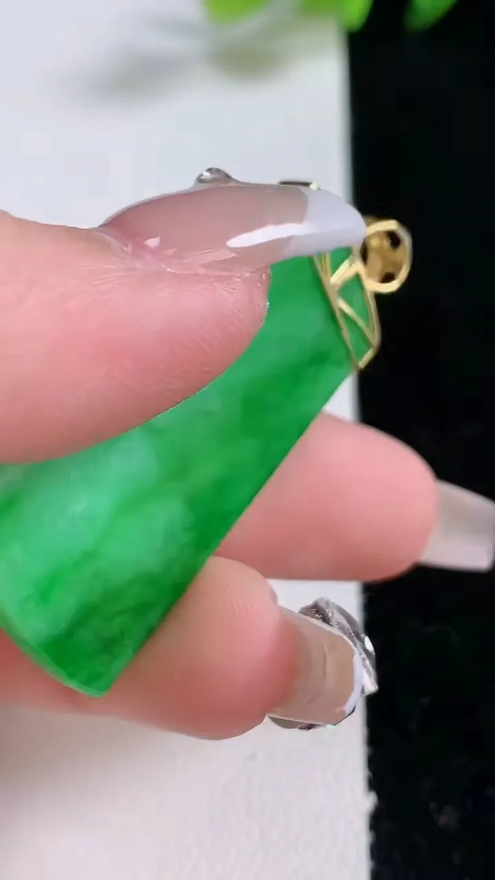 天然A货翡翠无事牌吊坠，尺寸41.5-20-3.2，重量:9.18g
12月25日