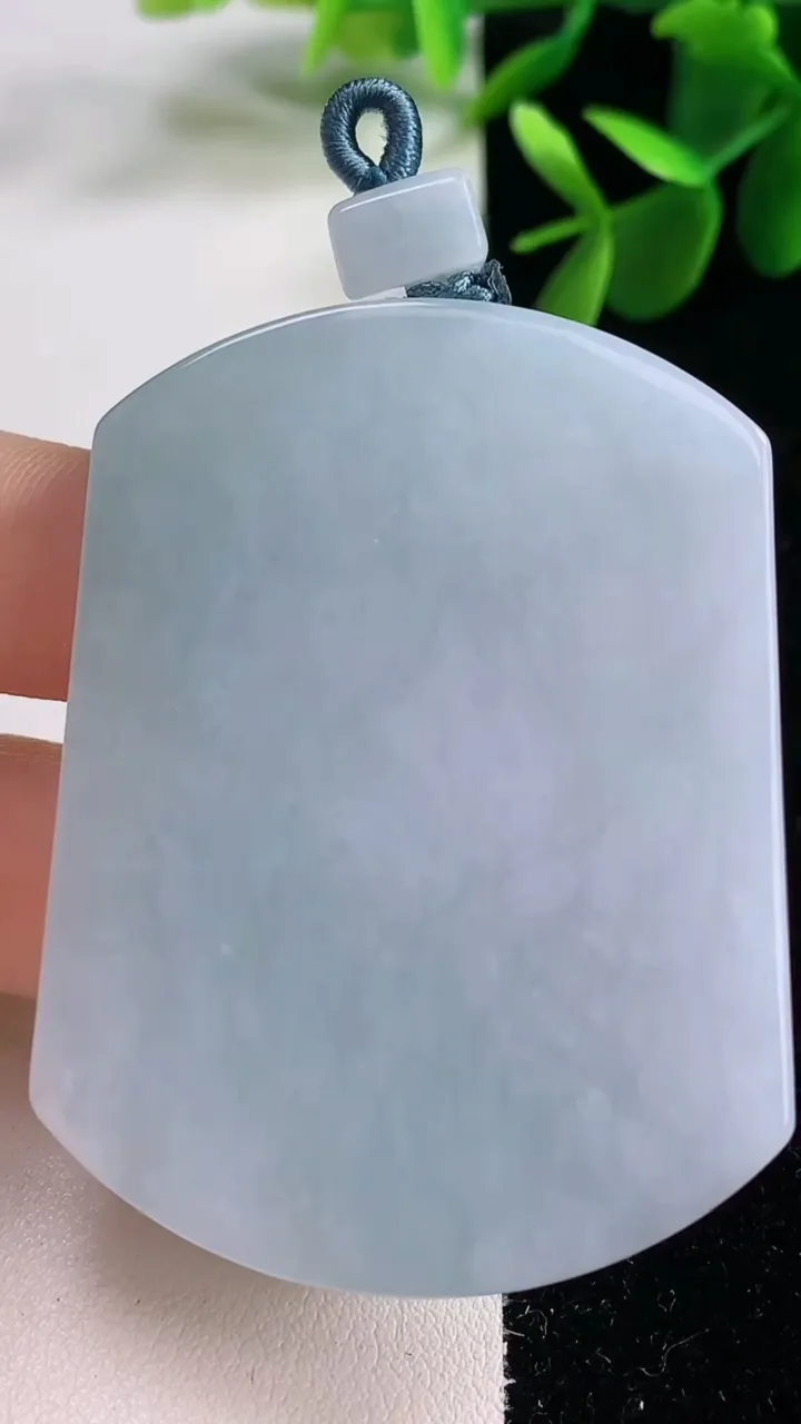 天然A货翡翠紫罗兰无事牌吊坠，尺寸57-42.2-5.7，重量:42.52g
12月25日