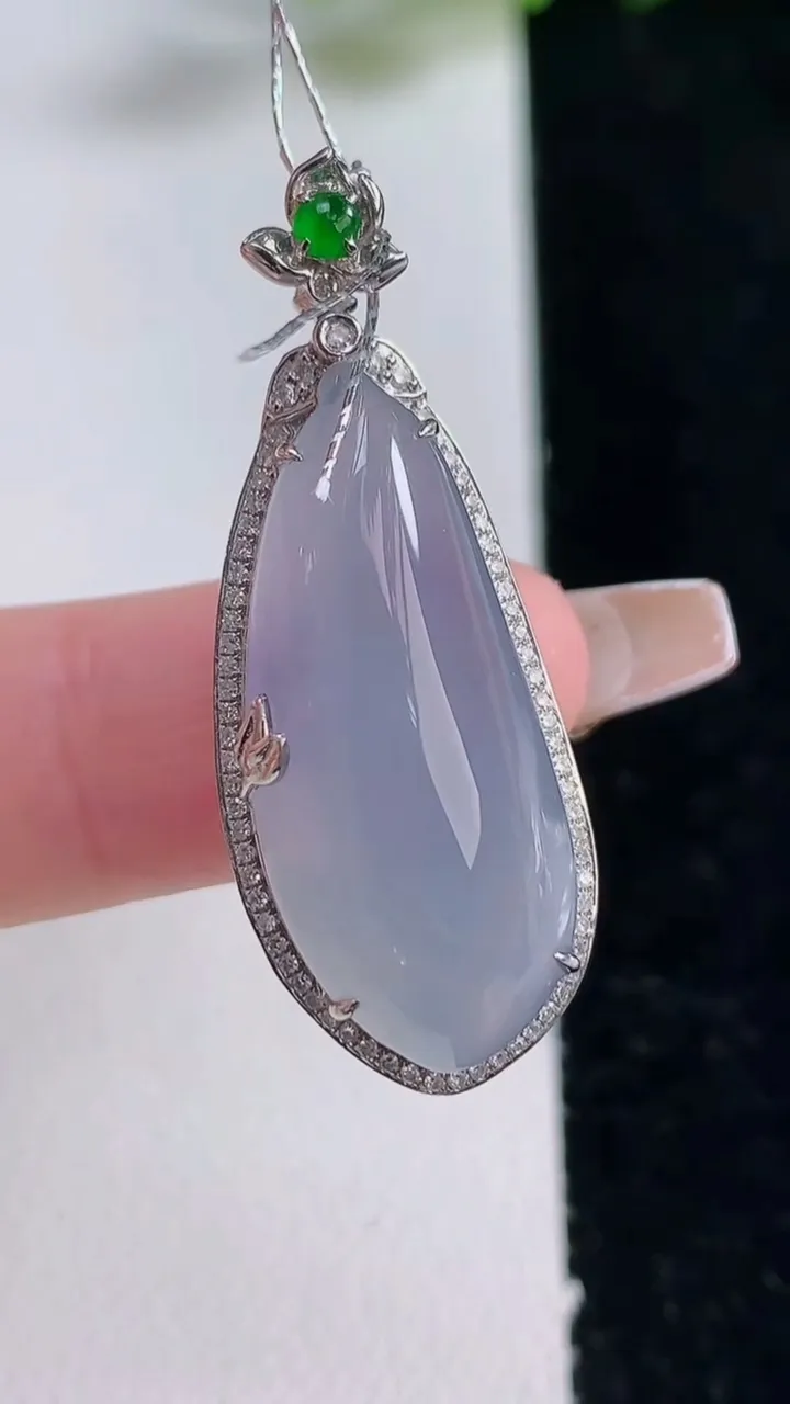 天然A货翡翠18K金紫罗兰福瓜吊坠，尺寸37.2-14.4-10，裸石276-11.6重量:5.58g
12月25日