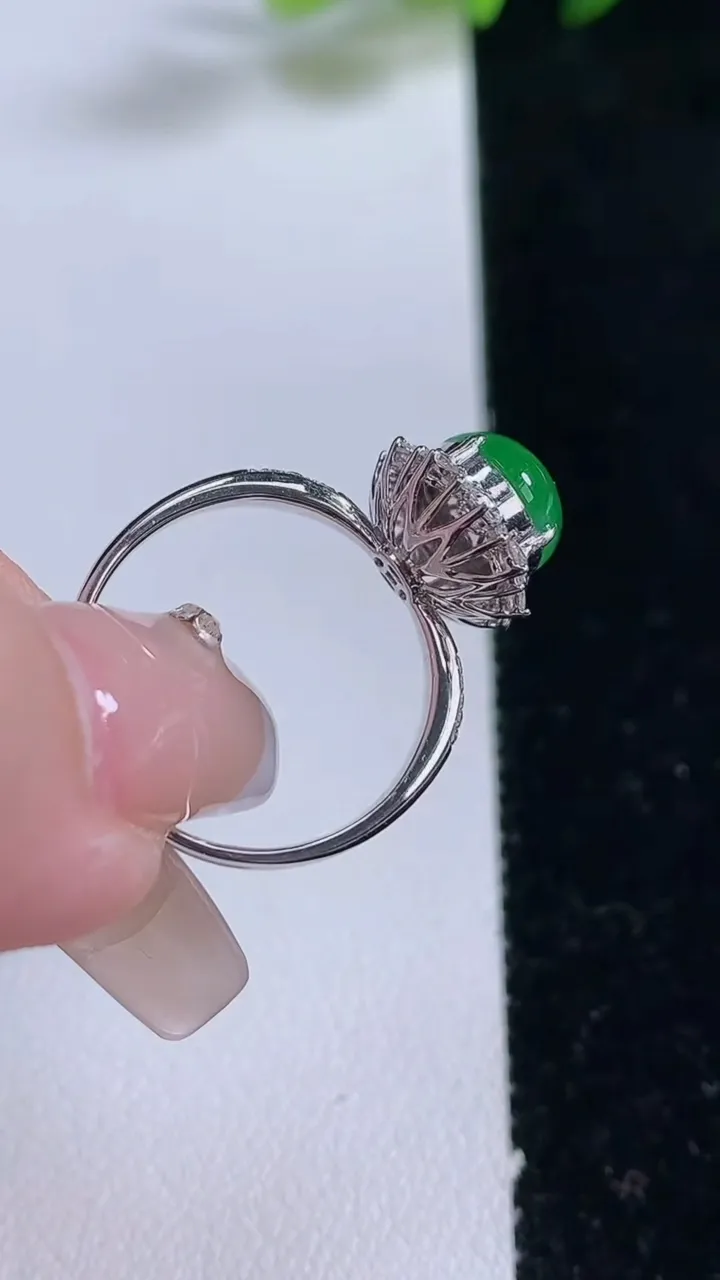 天然A货翡翠蛋面戒指，尺寸17.4-9.7-7.9-9.7，重量:2.89g2025年12月25日
工厂直销收藏佳品,种好水足，色泽均匀，有种有色，上手高大气！