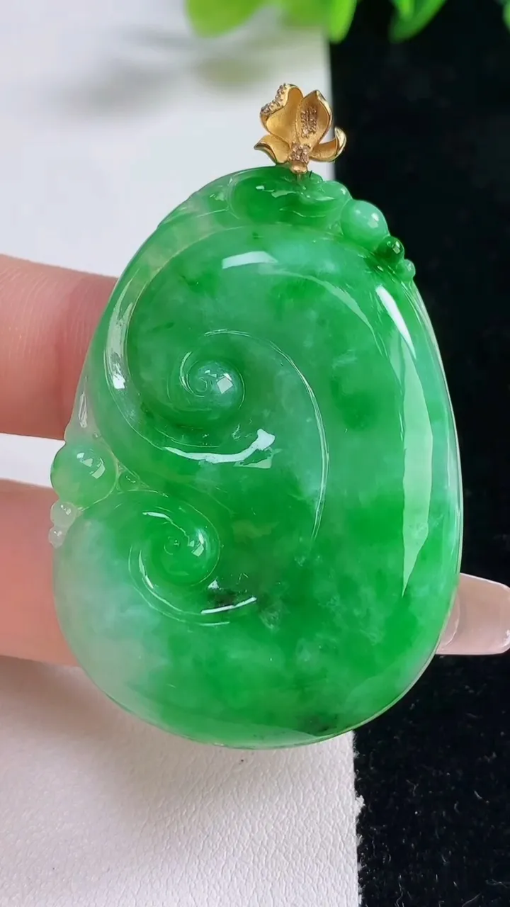 天然A货翡翠如意吊坠，尺寸48.3-34.6-5.5，重量:16.86g
12月25日